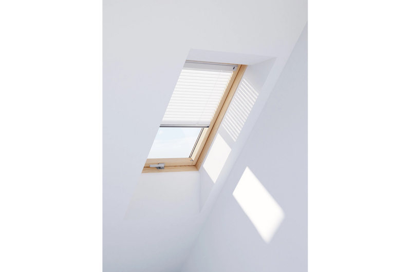фото Velux жалюзи белые CONTRIO PAA 78*118