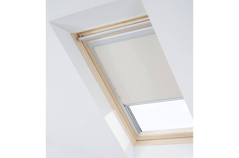 фото Velux штора на направляющих CONTRIO Бежевый 134*140