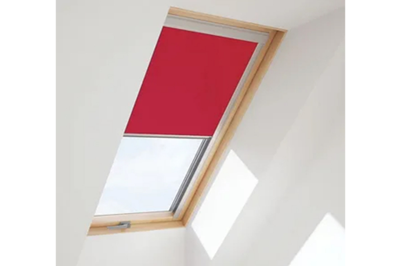 фото Velux штора на направляющих CONTRIO Красный 134*140