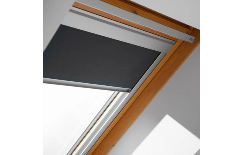 фото Velux штора на направляющих CONTRIO Черный 66*118